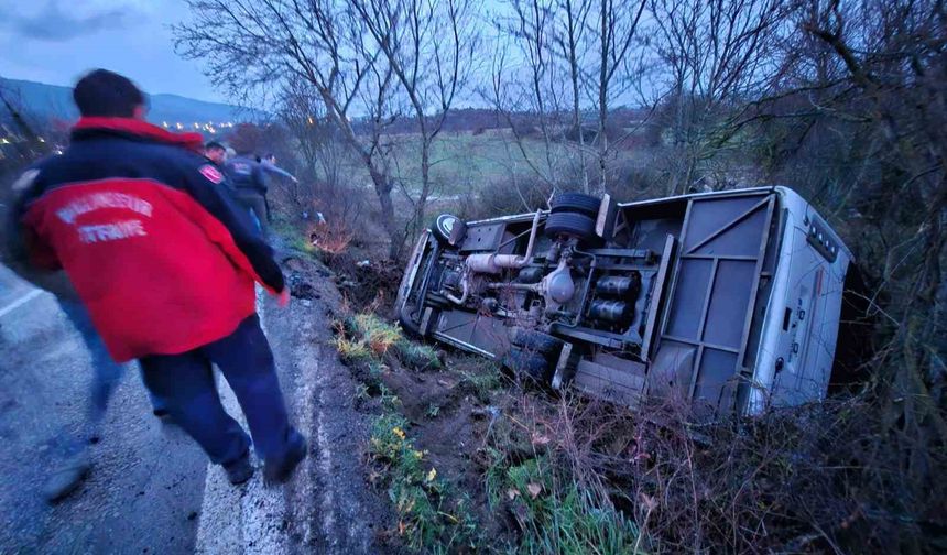 Balıkesir'de korkunç kaza... Servis aracı şarampole uçtu