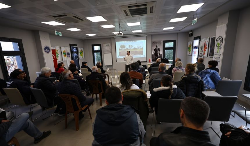 Efes Selçuk’ta üreticilere zeytin budama eğitimi