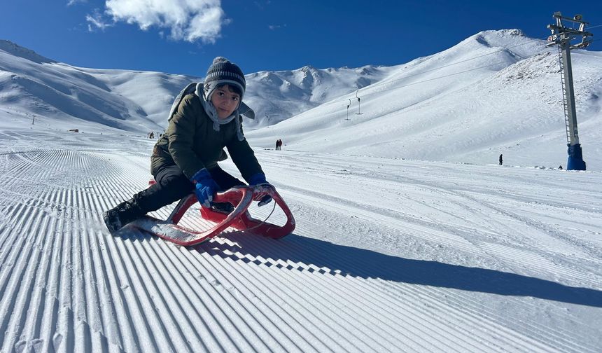 Kayak ve kızak heyecanı: Çocuklar Abalı’da doyasıya eğlendi