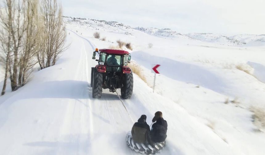 Traktör lastiğiyle köy sokaklarında kaydılar