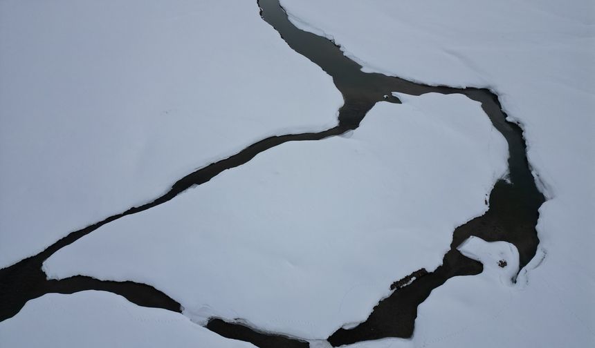 Buzlar eriyince ortaya çıkan manzara nefes kesti!