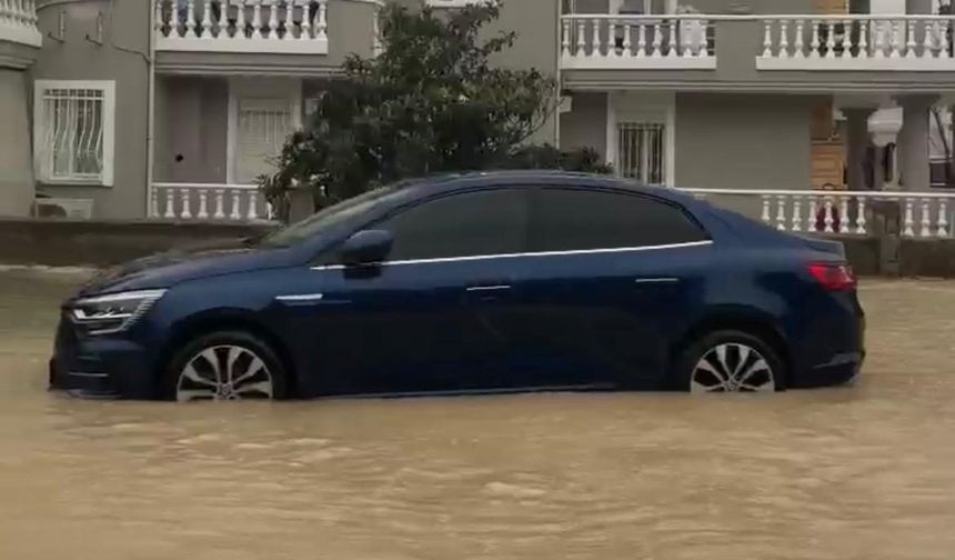 Çeşme’ de caddeler dereye döndü
