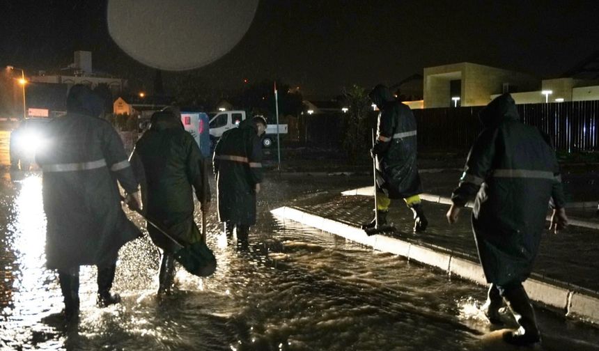 Çeşme’de yağış sonrası kritik çalışma