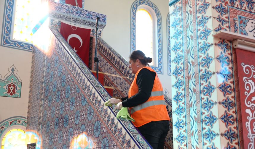 Çiğli'de temizlik mesaisi devam ediyor