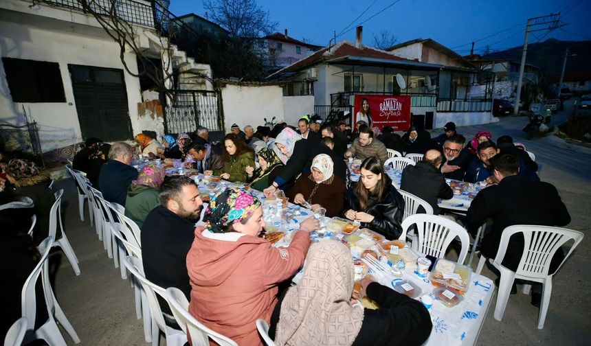 Karşıyaka Belediyesi, Sancaklı’da iftar sofrası kurdu