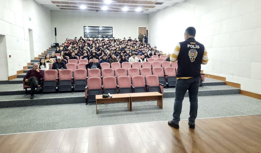 Selçuk’ta güvenli internet semineri düzenlendi