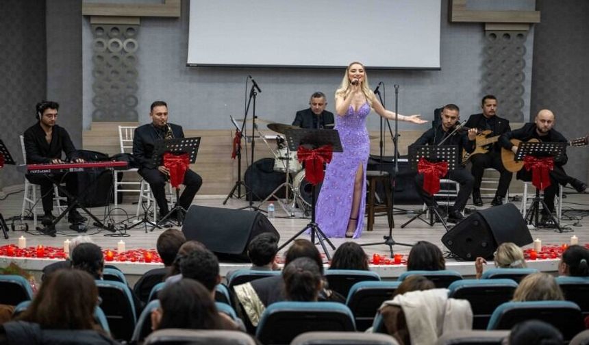 Bornova'da aşk şarkıları hep bir ağızdan söylendi