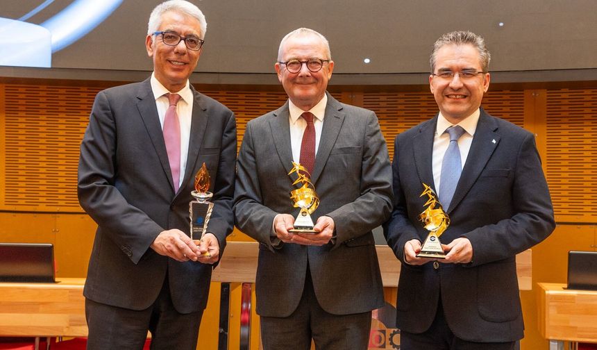 EBSO’dan Yaşar Üniversitesi’ne Üstün Hizmet Onur Ödülü