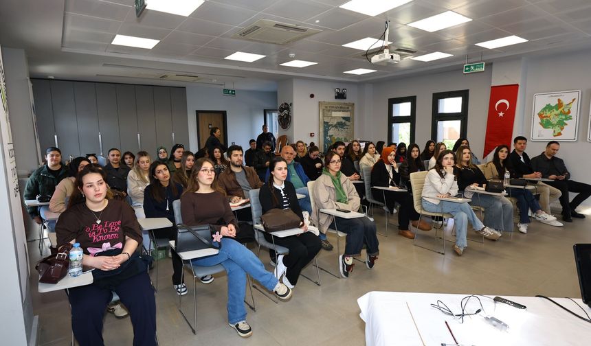 Gençler Efes Tarlası Yaşam Köyü’nde kariyer fırsatlarını dinledi