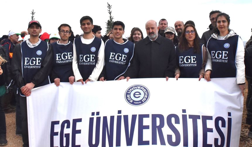 Egeli öğrenciler yangın alanlarını fidanlarla yeşertti