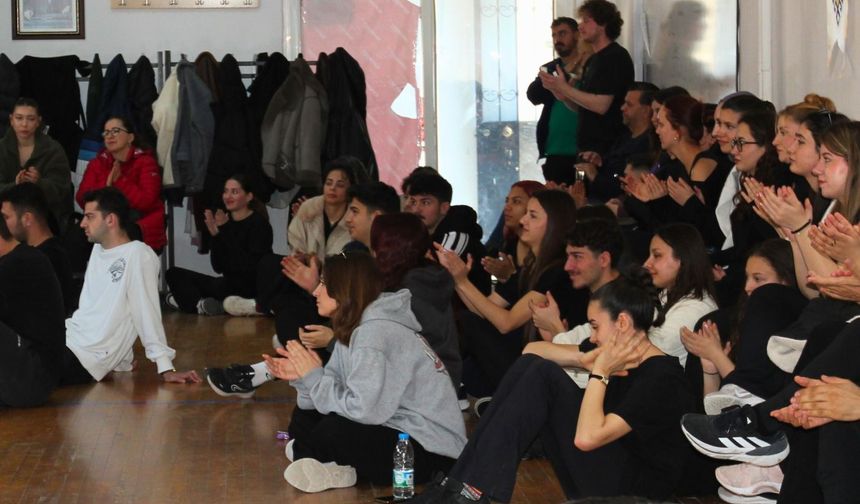 EÜ’de sahne arkasının görünmeyen kahramanları konuşuldu