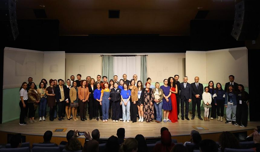 Karabağlar’da tiyatro coşkusu Dünya Tiyatrolar Günü’nde yaşandı