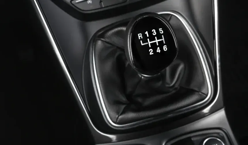 Üçüncü pedalın vedası: Manuel vitesli otomobiller tarih mi oluyor?