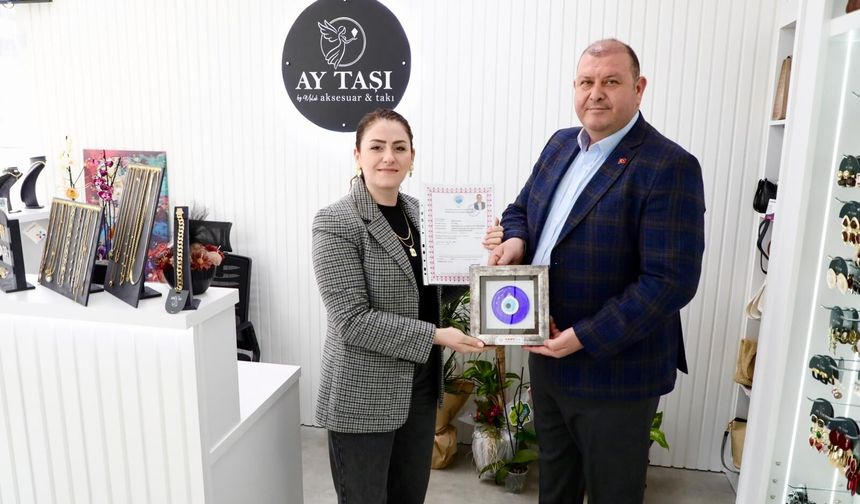 Menderes’te Başkan Çiçek’ten eşine ruhsat teslimi