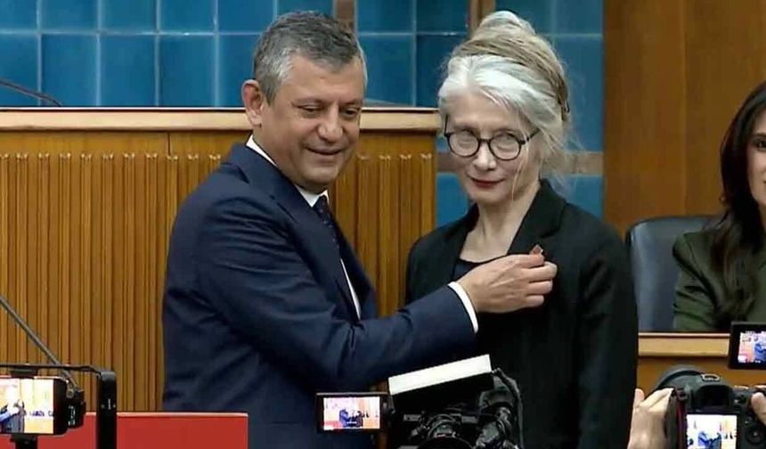 Rozetini Özgür Özel taktı: Emine Ülker Tarhan CHP'ye geri döndü