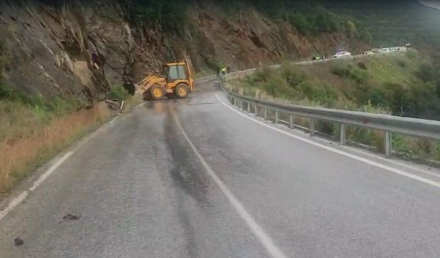 Ödemiş–Turgutlu yolunda korkutan anlar: Toprak kaydı, yol kapandı!
