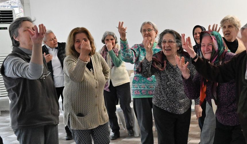 Bornova'da 'ikinci bahar' sahnesi: İleri yaş grubuna yaratıcı drama eğitimi