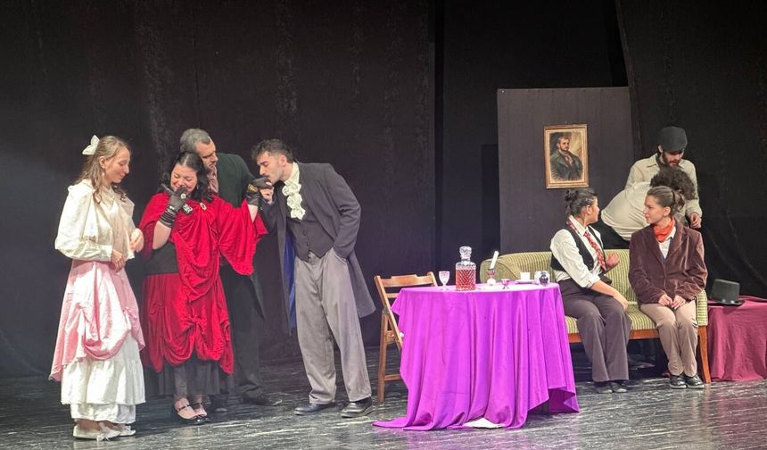 Üniversiteli gençler tiyatro sahnesinde bir araya geldi