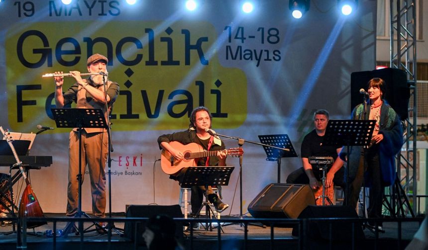 Bornova’da 19 Mayıs coşkusu Küçükpark’a taşındı