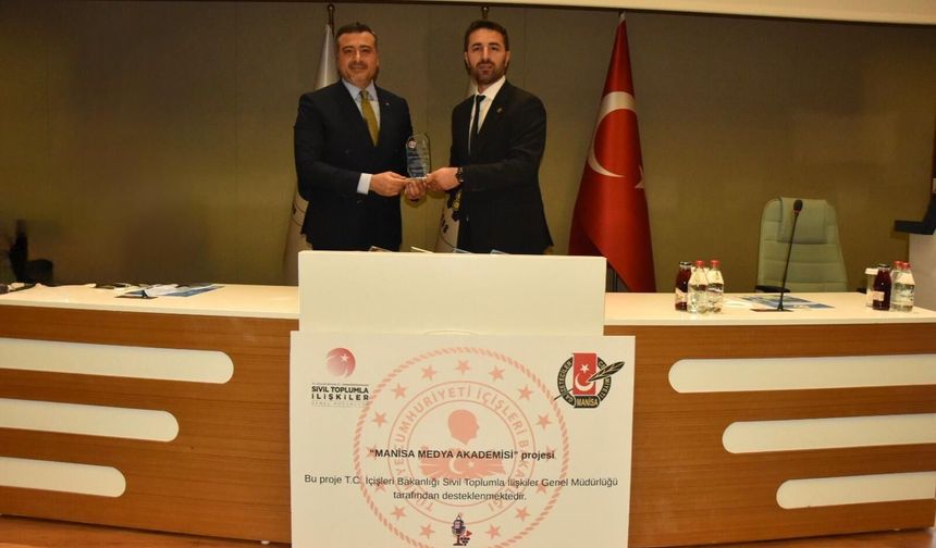 Manisa’da Medya Akademisi söyleşisi: Gazeteciliğin geleceği masada
