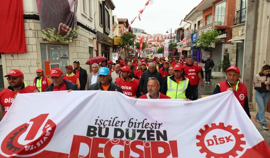 Çeşme’de 1 Mayıs coşkusu: Emekçiler meydanlarda buluştu, halaylarla kutlandı
