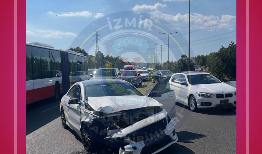 İzmir’de trafik kazası: Gaziemir kavşağı'nda uzun araç kuyrukları oluştu