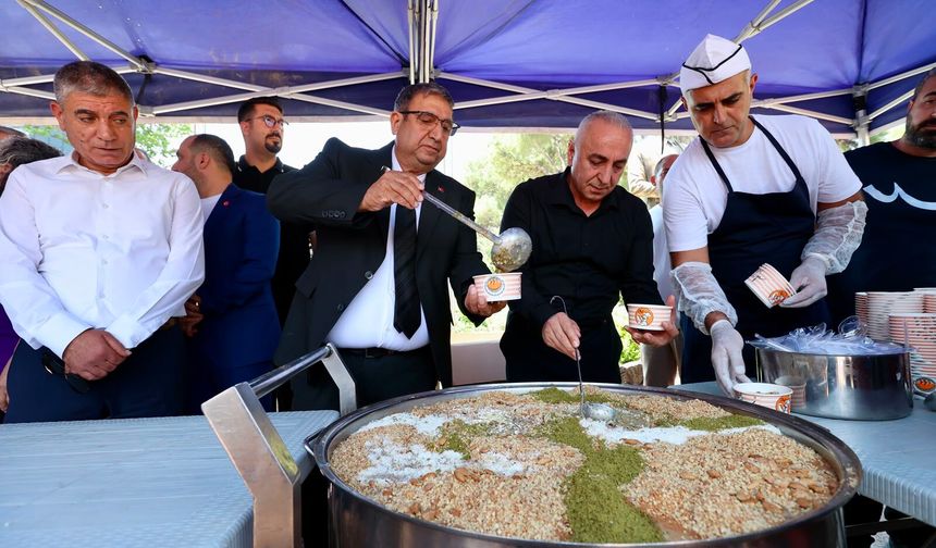Buca'da aşure bereketi: Kazanın başında Benzer!
