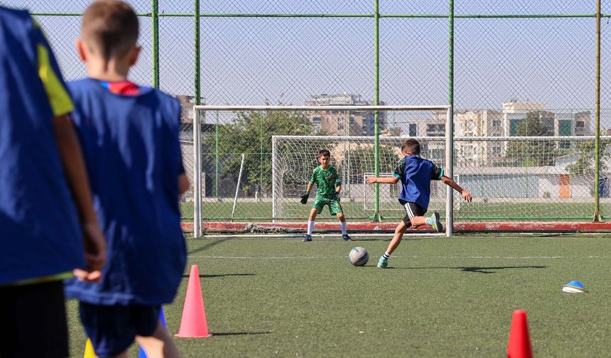 Buca'da yaz tatili yeşil sahada başladı