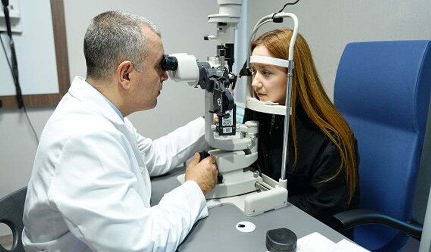 Uzmandan yaz uyarısı: Kontakt lensle havuza girenler dikkat!