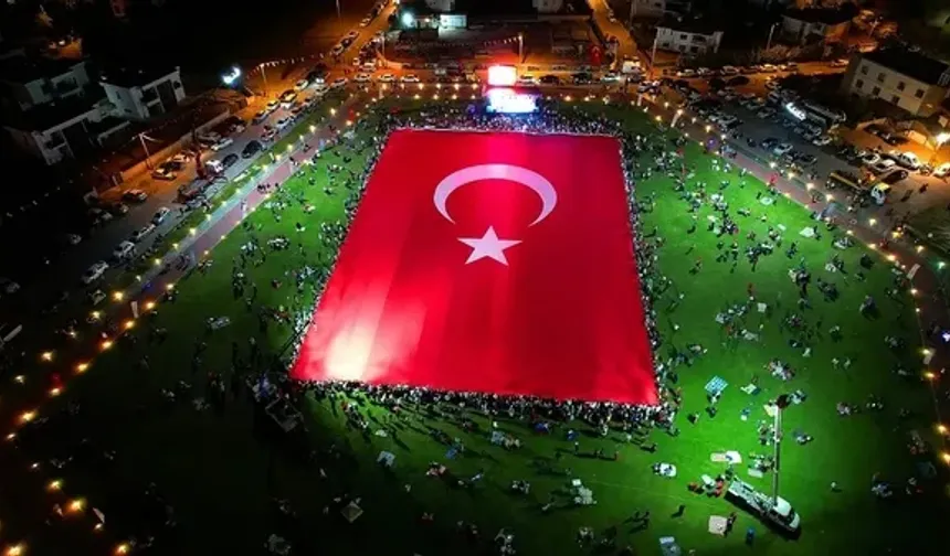 15 Temmuz'a dünyanın en büyük Türk bayrağı damga vurdu!