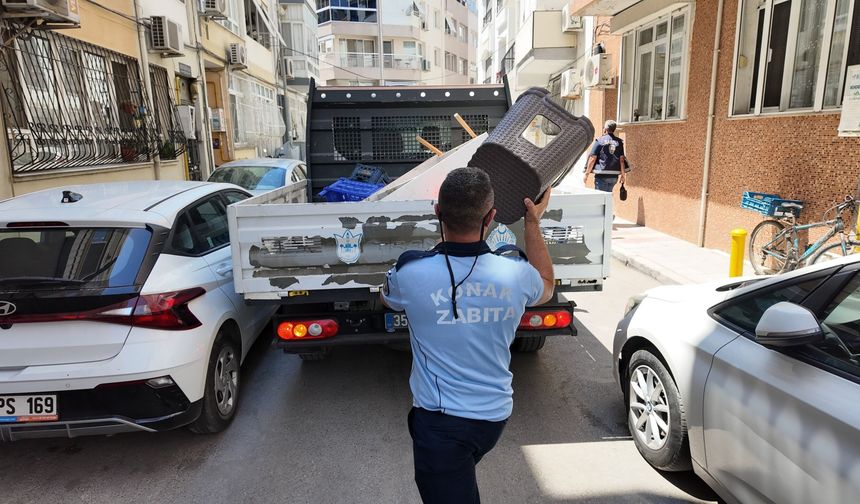 Konak'ta zabıta sahada: İşgallere ceza yağdı!