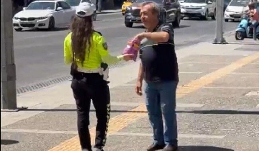 Konak’ta trafik polisinden kandil ikramı!