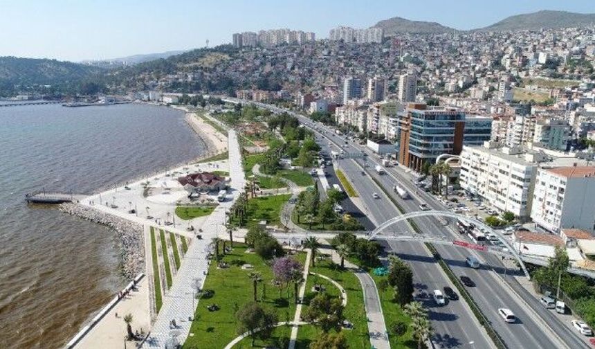 Bayraklı'da yaz akşamları müziğin ritmiyle şenleniyor: Çim Konserleri başlıyor