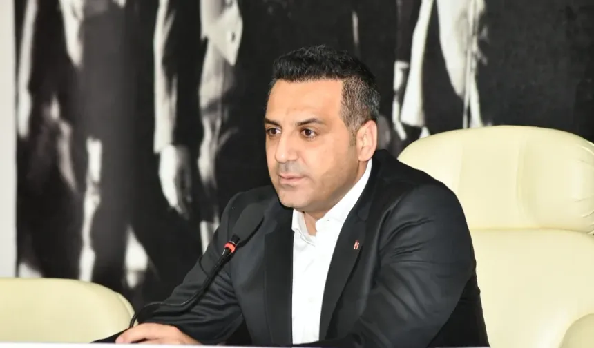 İzmir’de belediye başkanının makam aracı kurşunlandı!