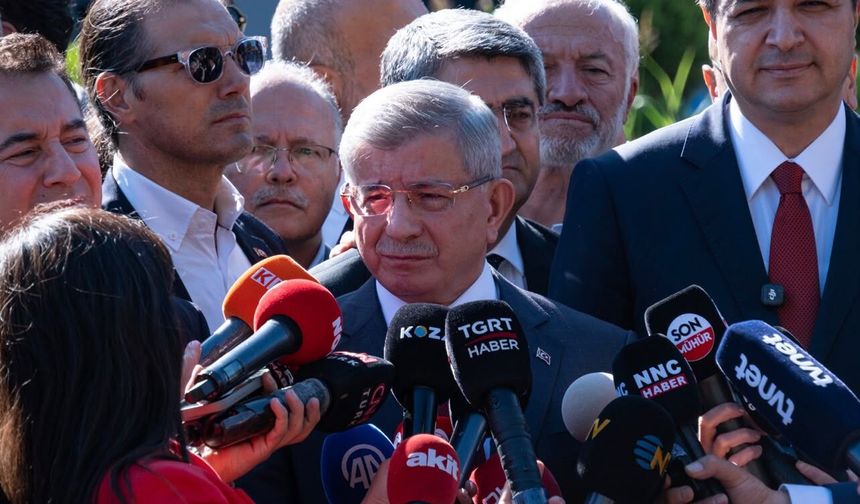 Ahmet Davutoğlu ‘Cumhurbaşkanına hakaret’ soruşturmasında ifade verdi