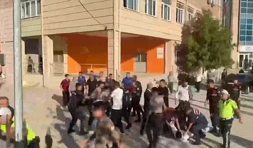 Veliler silah seslerinin yükseldiği okula akın etti