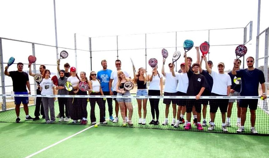 Çeşme’de üniversiteliler padel sporuyla tanıştı!