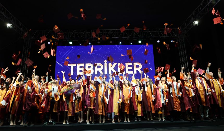 İEÜ’de 144 mezun uzmanlık yolculuğunu tamamladı