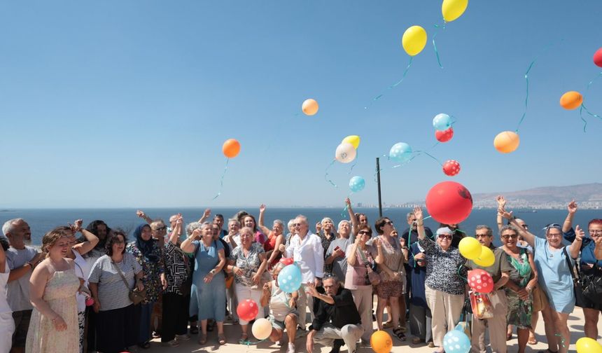 Konak’ta rengarenk balonlar gökyüzüne bırakıldı