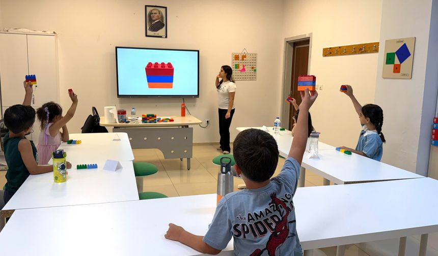 Bornovalı çocuklar 6 LEGO parçasıyla hayallerini tasarladı