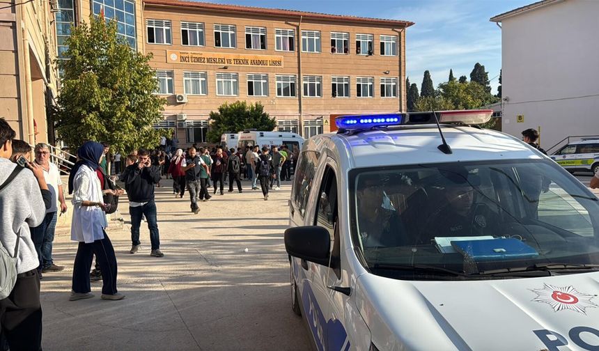 Manisa’da lise önünde silahlı saldırı: Yaralılar var