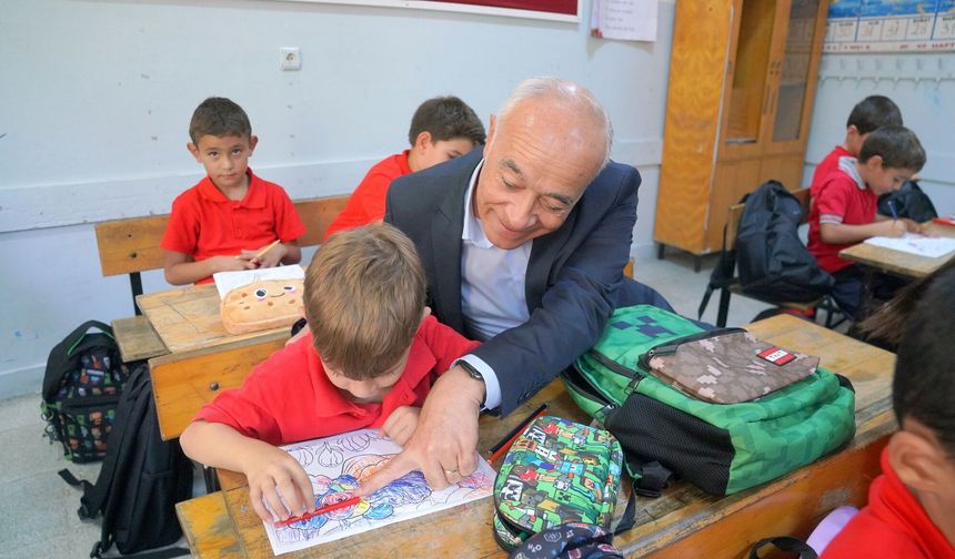 Seferihisar’da öğrencilere kırtasiye desteği