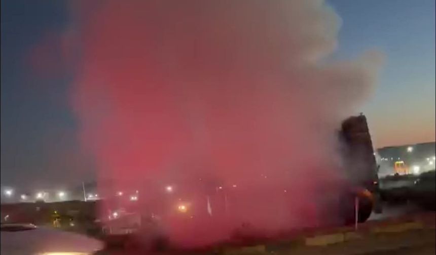 Aliağa’da seyir halindeki tırın kupa kısmı alev aldı