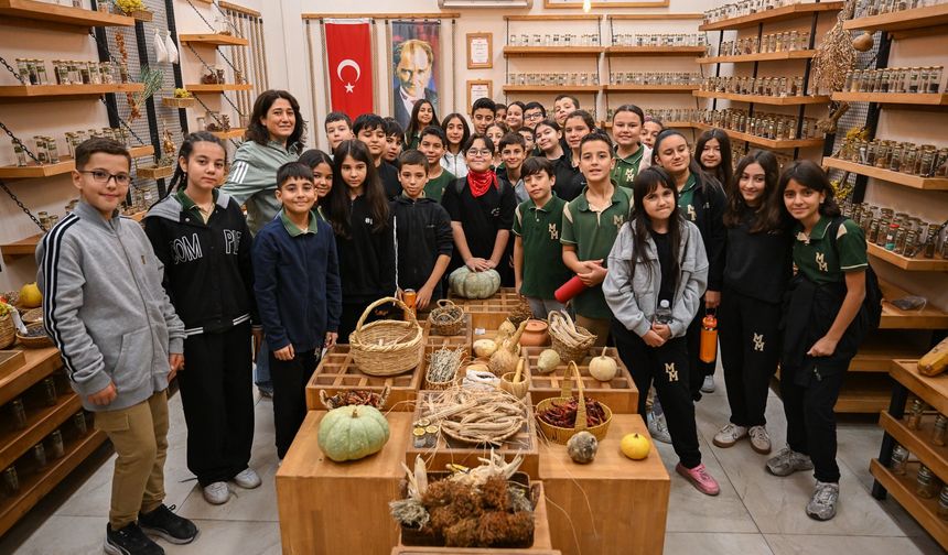 Bornova’da minik çevreciler tohum merkezinde