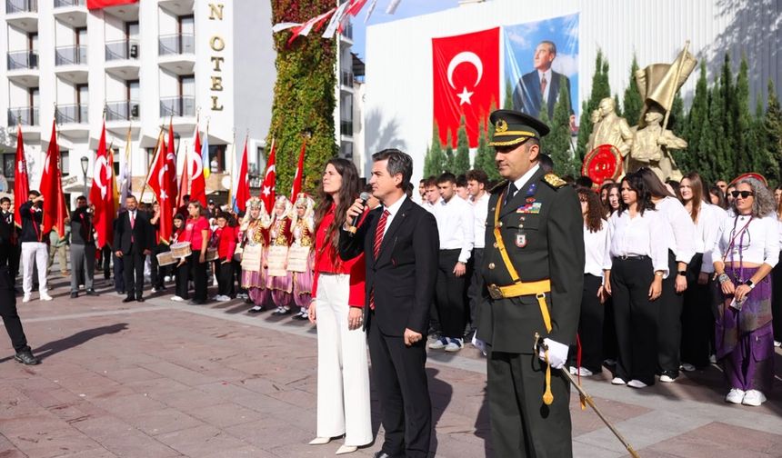 Çeşme’de Cumhuriyet coşkusu meydanlara taştı