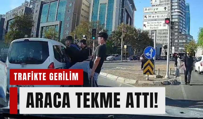 İzmir trafiğinde gerilim: Araca tekme attı!