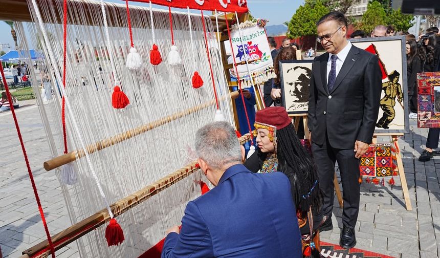 İzmir’de Türk bayrağı için ilk ilmek atıldı