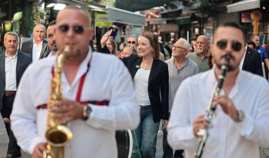 Kemeraltı Festivali esnafın işlerini hareketlendirdi!
