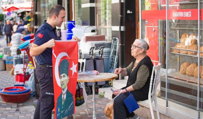 Narlıdere’de esnafa Cumhuriyet Bayramı öncesi bayrak dağıtıldı