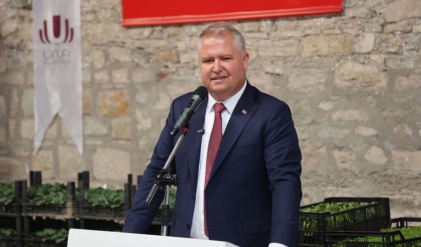 Urla’da üreticiye destek sürüyor